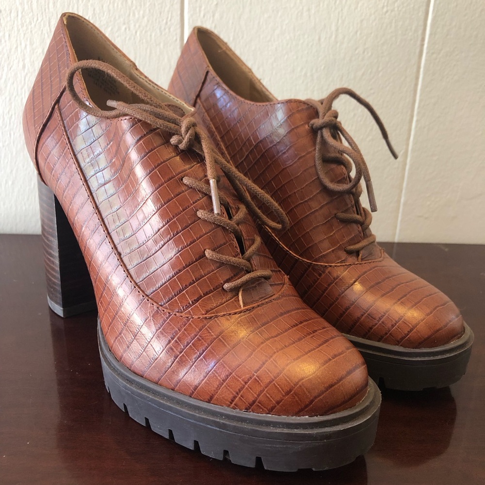 Nine West Sz 6.5 Brown Croc-Embossed Lace-Up Platform Heels